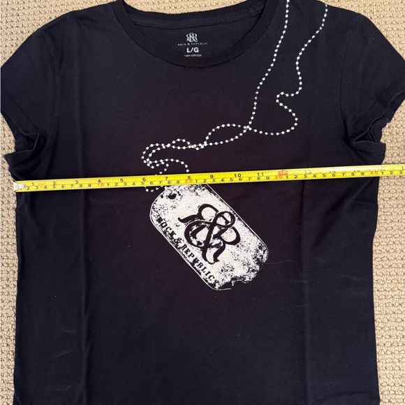 VINTAGE ROCK & REPUBLIC T WITH CUT OUT SLEEVES, SIZE LARGE (BUT FITS SMALL) - Picture 4 of 5